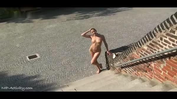 漂亮丰满混血美少妇人前全裸露出作品 野外美女全脱肉肉荡漾搔首弄姿，乳房极品很销魂就是喜欢这一类美女720P高清.AVI